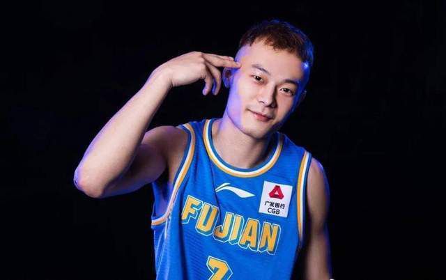 浴池中的她