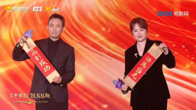 双腿吊起乳夹女仆调教视频